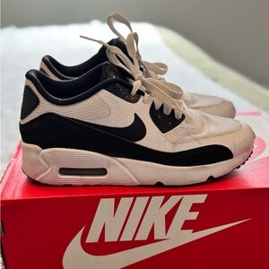 Nike Air Max Sneakers – Size 5Y (Women’s 6.5) – Black/White